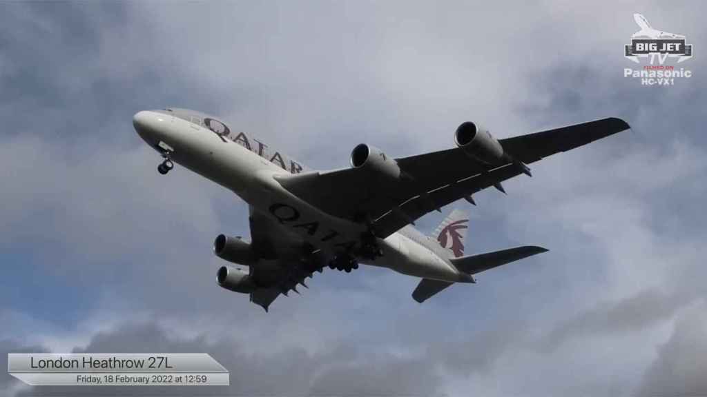 Avión aterrizando en el aeropuerto Londres-Heathrow