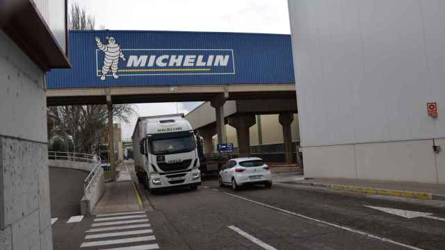 Un camión atraviesa las instalaciones de la fábrica de Michelin en Valladolid