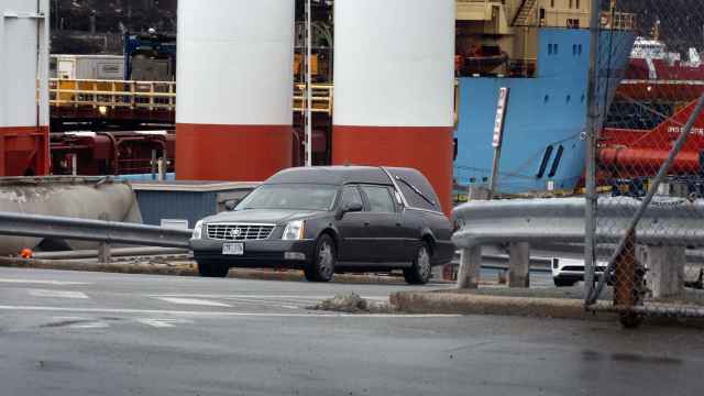 Dos coches fúnebres trasladan los cuerpos de dos pescadores naufragados en Terranova. EP