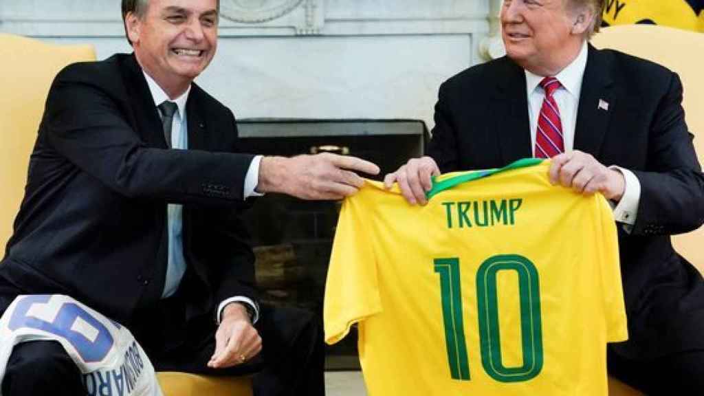 En su visita a la Casa Blanca en agosto de 2019, Bolsonaro regaló a Trump a una camiseta de la Selección brasileña de fútbol.
