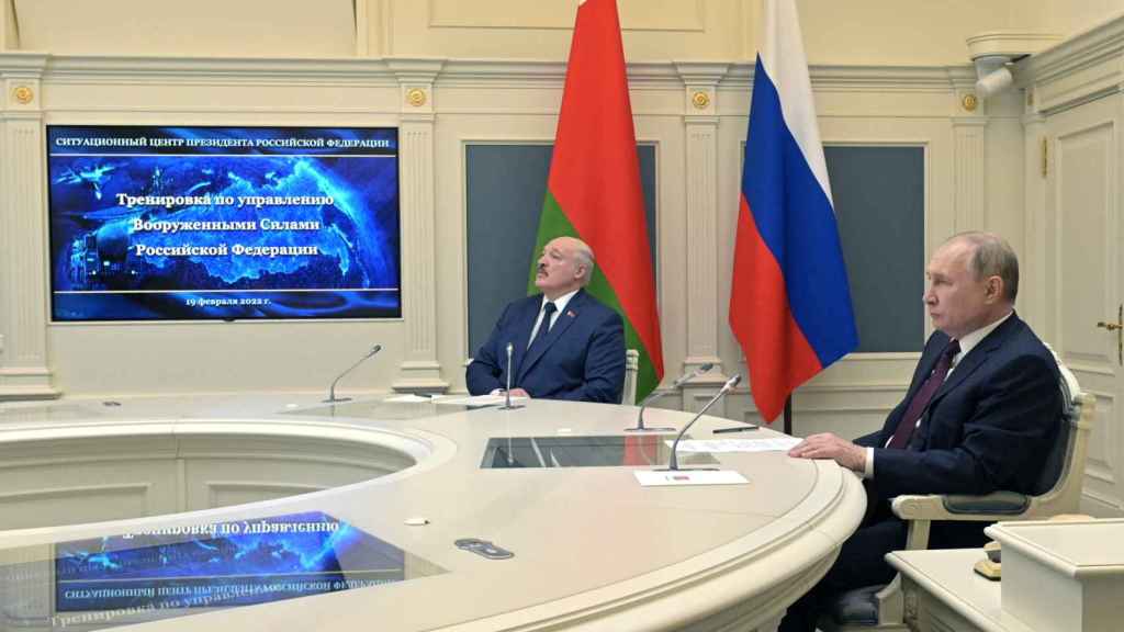 Putin y Lukashenko observan el lanzamiento de misiles.