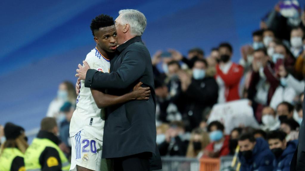 Vinicius se abraza con Ancelotti