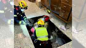 Los bomberos rescatan a una mujer tras el derrumbe de su vivienda en Callosa.