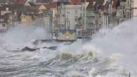 La tormenta ha provocado grandes olas en las costas británicas y francesas.