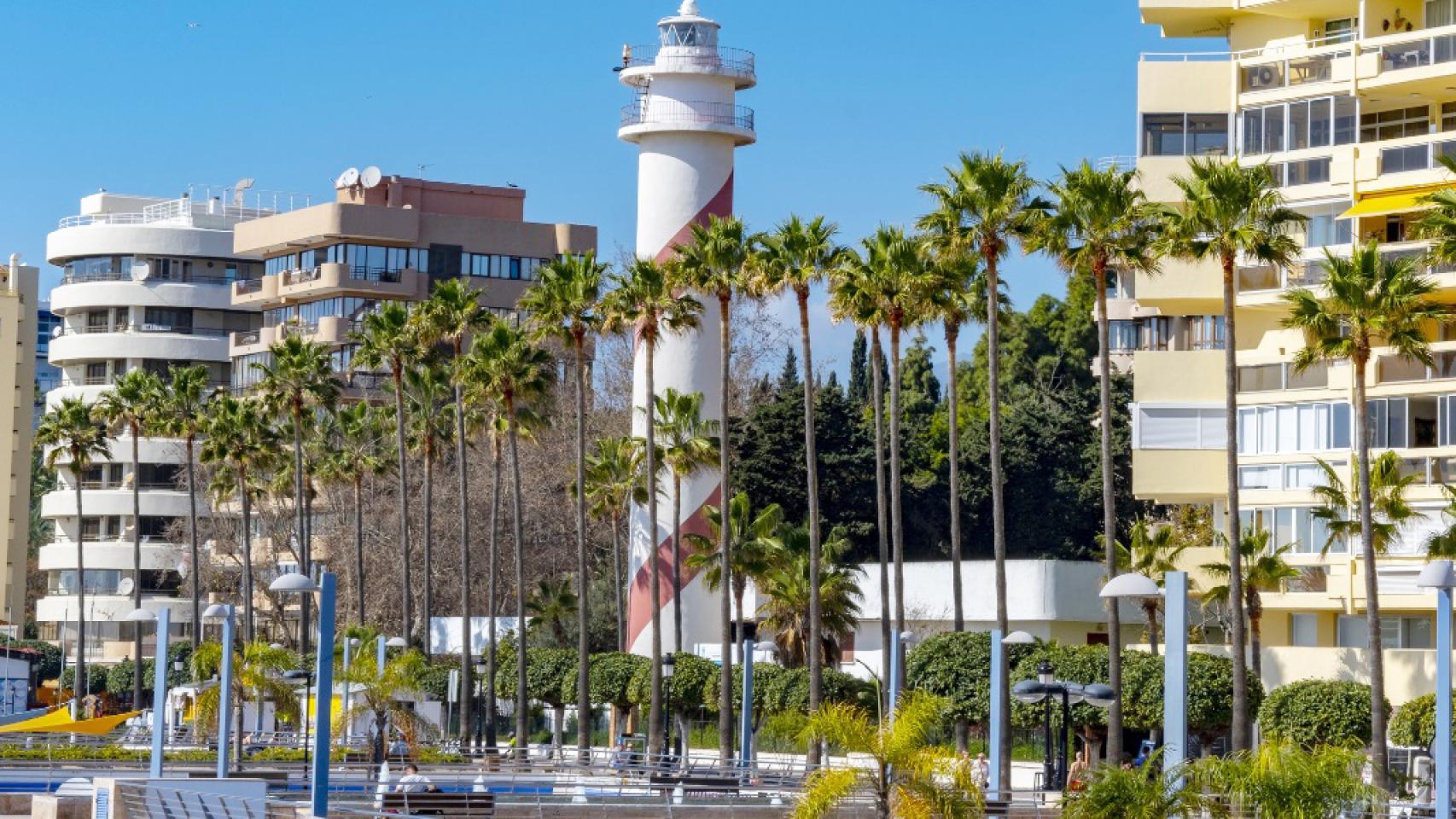 El faro de Marbella da nombre a la playa donde se asienta.