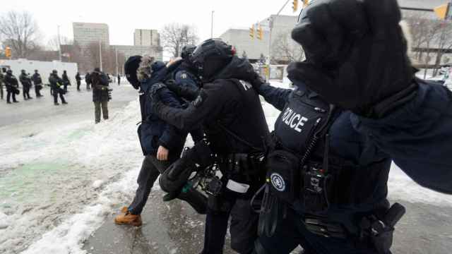 Agentes de policía detienen a una persona en Ottawa.