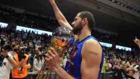 Nikola Mirotic con el título de la Copa del Rey de baloncesto