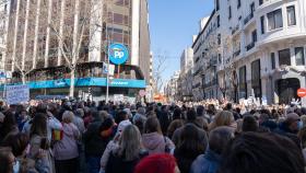 Miles de simpatizantes de Ayuso rodean Génova: Casado, no insistas, no somos socialistas