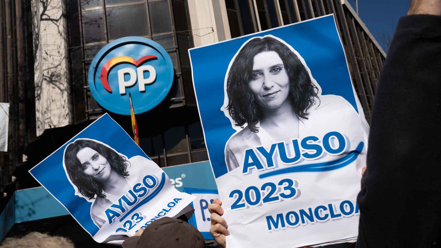 Miles de manifestantes pro Ayuso piden la dimisión de Pablo Casado en Génova 13.
