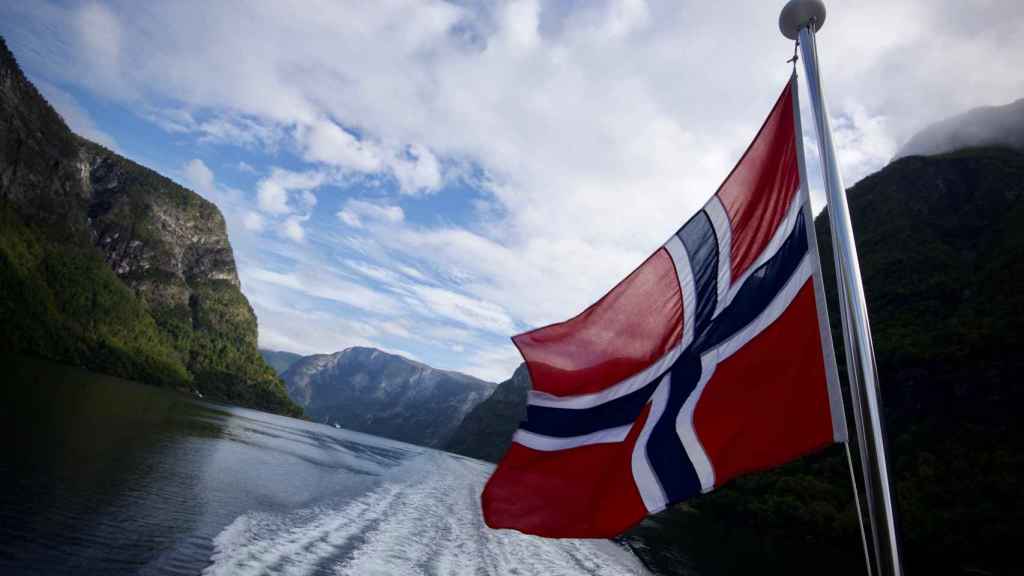 Bandera noruega en Sognefjord.
