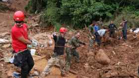 Equipos de rescate buscan víctimas en Petrópolis. EP