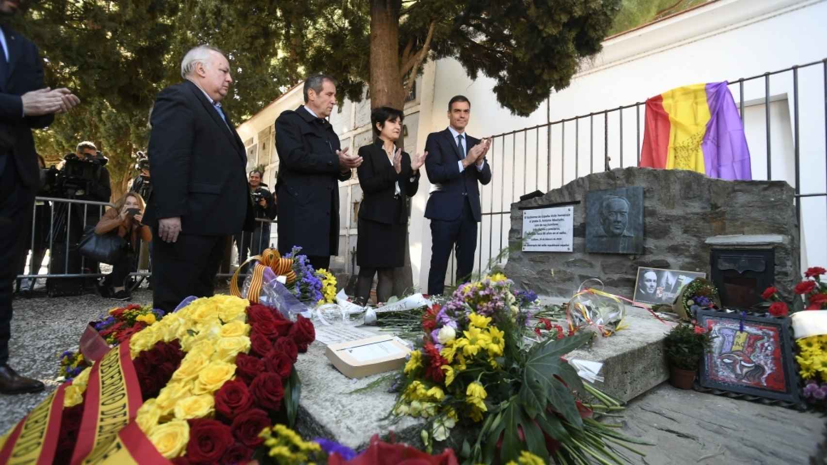 Homenaje de Pedro Sánchez en Colliure ante la tumba de Machado en el 80 aniversario de su muerte.