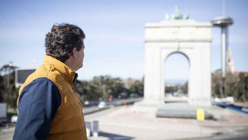 El veterano legionario Guillermo Rocafort mira el Arco de la Victoria de Madrid, que es la obra urbana que conmemora la victoria del bando sublevado contra la República en la batalla de la Ciudad Universitaria.