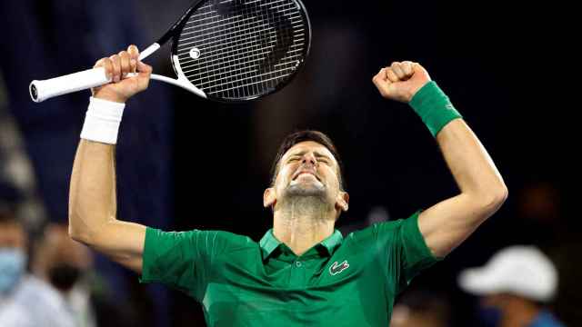 Novak Djokovic celebrando su victoria en Dubái