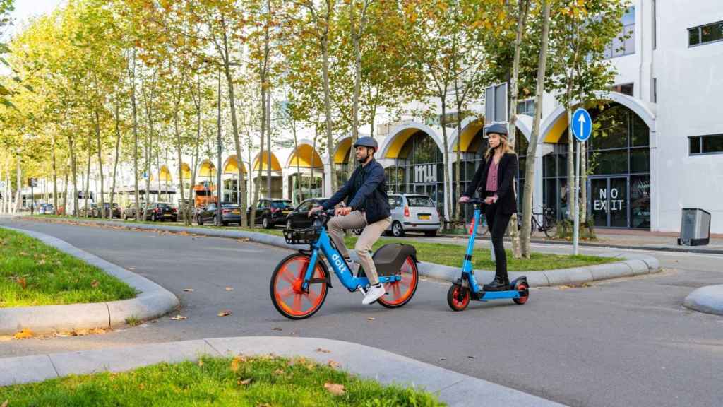 Usuarios de bicicleta y patinete eléctrico en Málaga.