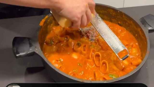 La pasta madrileña con chicharrones y salsa picante del Agus