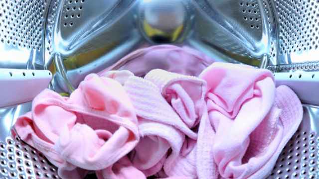 Consejos para recuperar tu ropa blanca teñida de rosa.