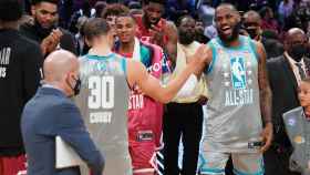 LeBron James y Stephen Curry celebran su victoria en el All Star 2022 de Cleveland