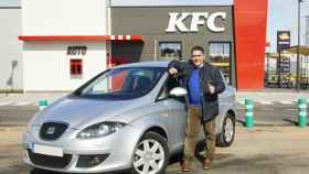 KFC regala un coche al toledano al que le salió ardiendo su vehículo en Toledo