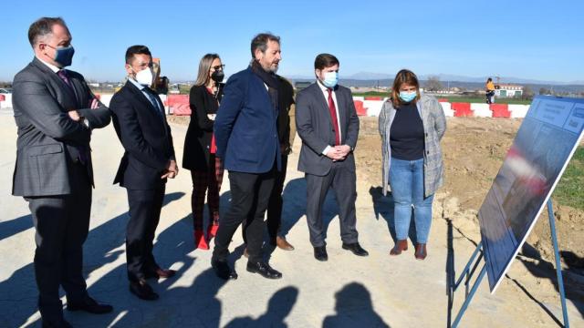 El consejero Nacho Hernando ha visitado el inicio de las obras de la Variante de Talavera de la Reina, junto con la alcaldesa talaverana Tita García Élez