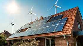 Instalar placas solares en tu tejado: cuánto cuesta, qué tipos hay y qué beneficios genera en tu factura de la luz