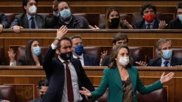 Alberto Casero, con gafas, detrás de García Egea protestando por la votación de la reforma laboral el pasado 3 de febrero./