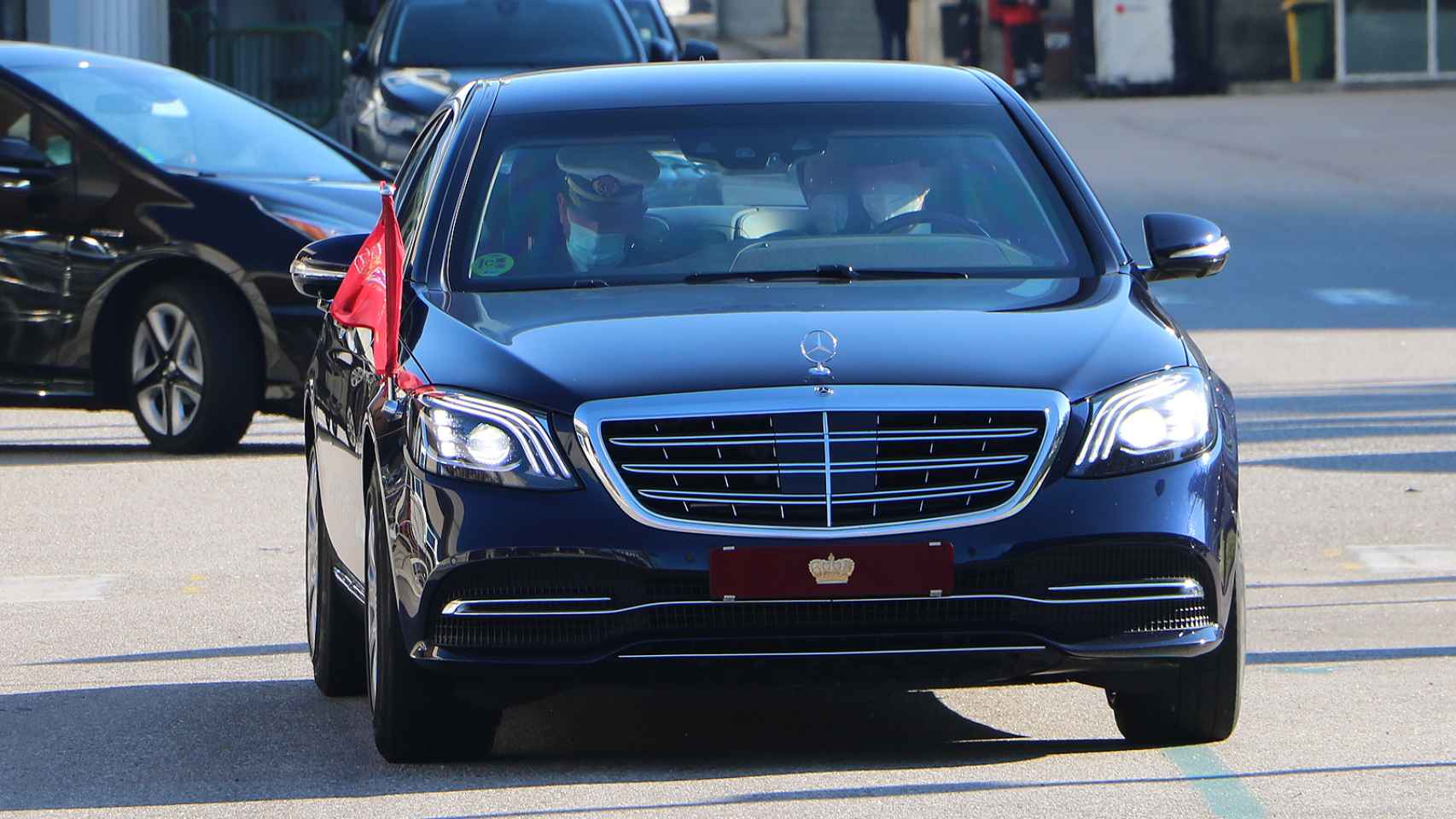 El rey Felipe, a bordo del Mercedes Clase S de vehículo oficial, en una visita a Vigo.