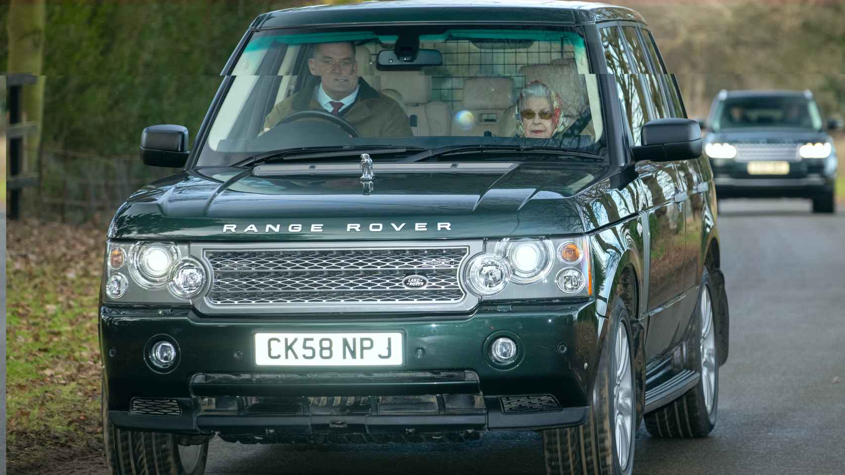 La reina Isabel II en el asiento del acompañante de un Range Rover.