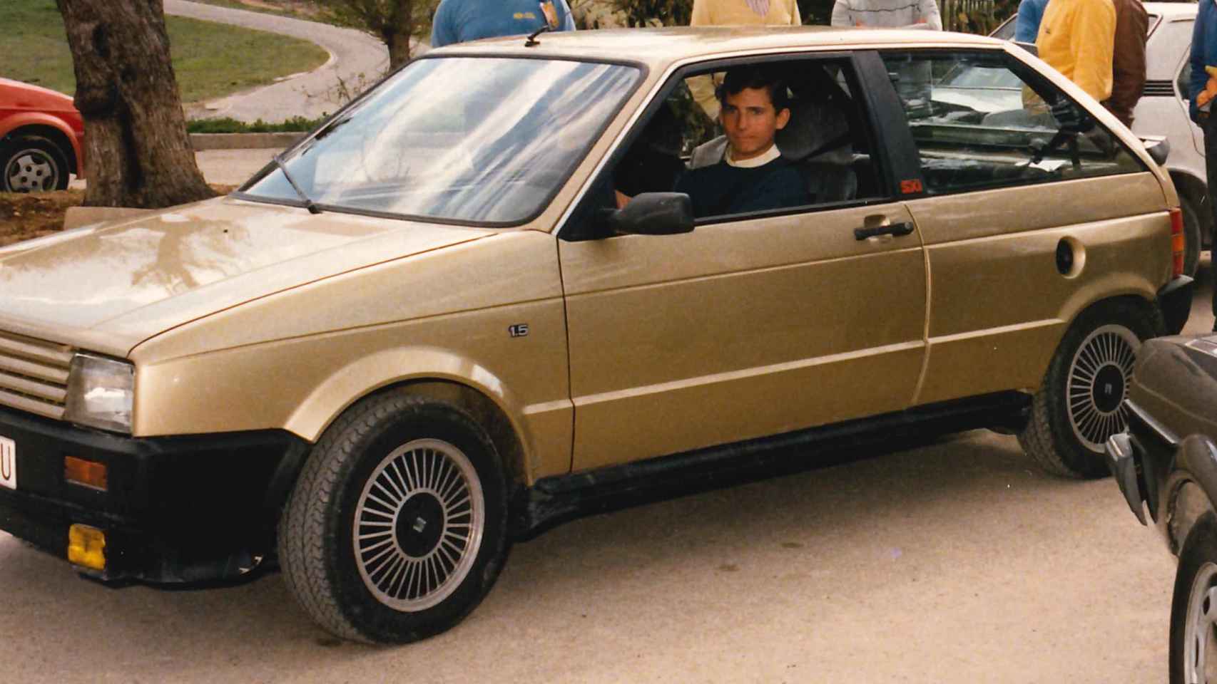 Este Seat Ibiza dorado fue el primer coche 'de verdad' del rey Felipe, todavía como príncipe.