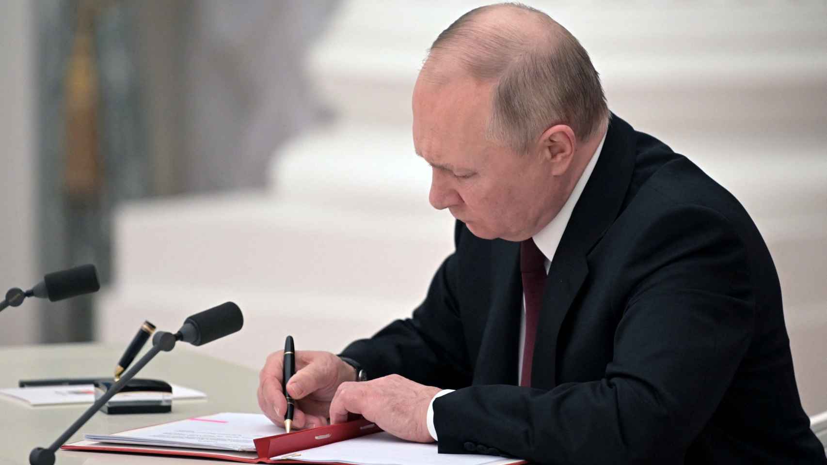 El presidente ruso, Vladimir Putin, firma los decretos de reconocimiento de Donetsk y Lugansk.