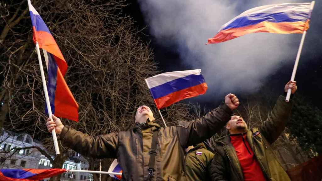 Activistas prorrusos reaccionan al anuncio de Putin en una calle de Donetsk.