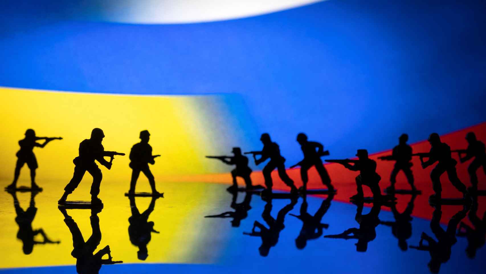 Ilustración de enfrentamiento de soldados con las banderas de Ucrania y Rusia de fondo.
