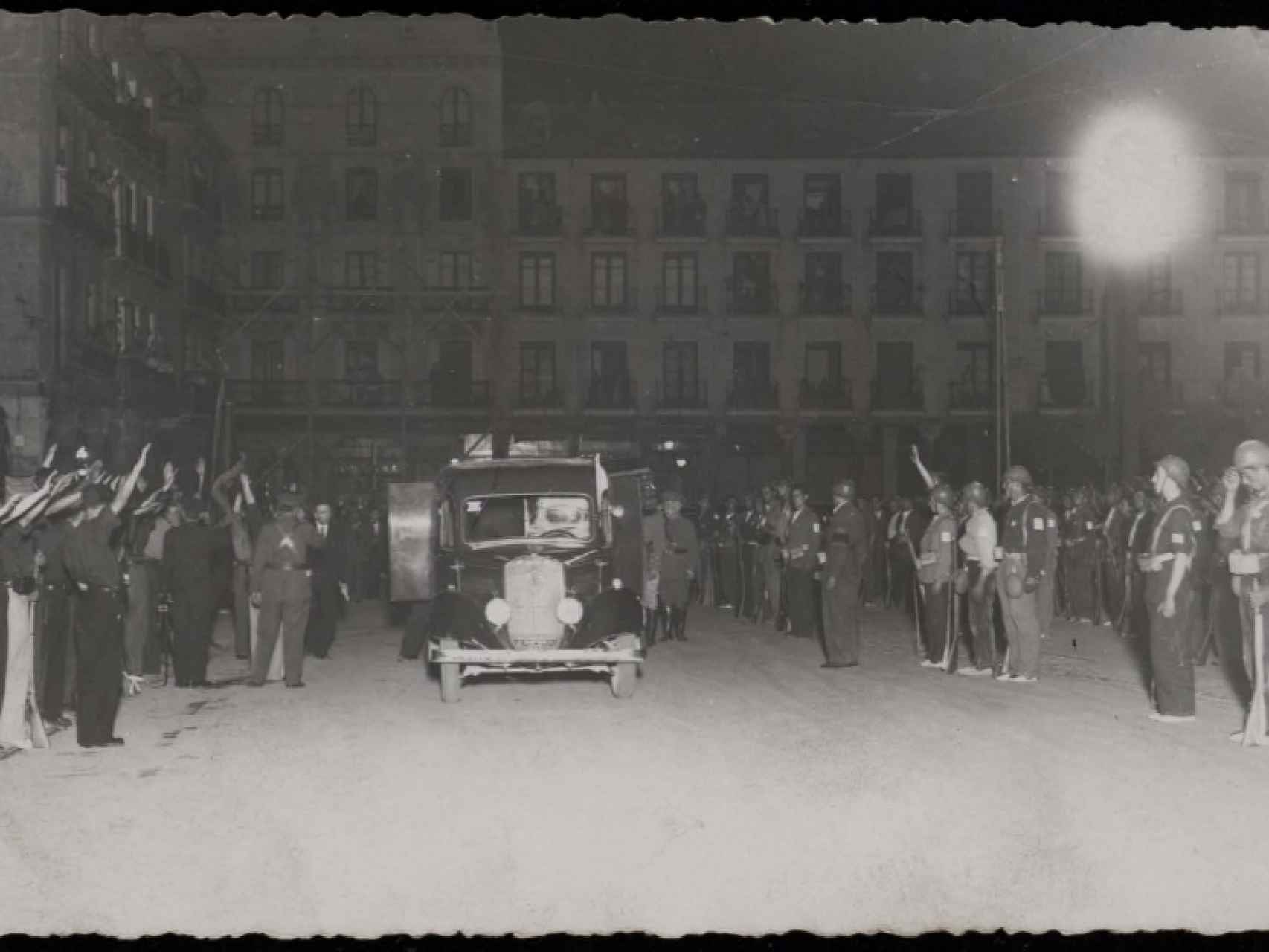 Llegada del cadáver de Onésimo Redondo al Ayuntamiento de Valladolid tras su asesinato en julio de 1936.