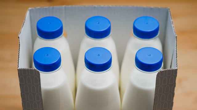 Foto de archivo de unas botellas de leche.