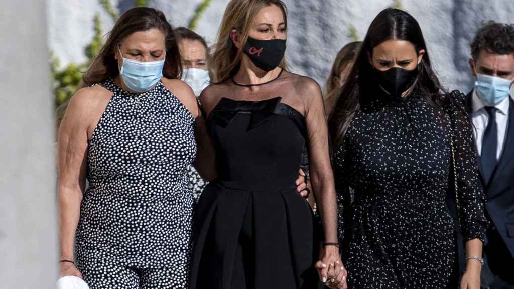 Ana Obregón junto a su hermana Celia y Carolina Monje durante el funeral de su hijo, el 30 de junio de 2020.