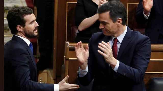 Pablo Casado y Pedro Sánchez en la investidura del socialista. Efe