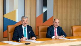 Ángel Rivera, director general de Banca Comercial de Santander España, y José Manuel Inchausti, vicepresidente de Mapfre y CEO de la compañía en Iberia.