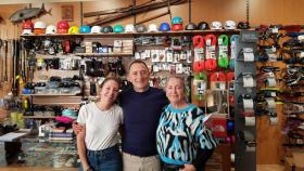 De izquierda a derecha, Paula, Gustavo y Mariana en el interior de la tienda.