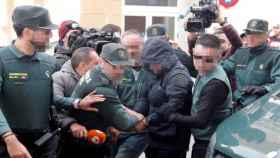 El detenido por la muerte de Marta Calvo, en Valencia, rodeado de periodistas.