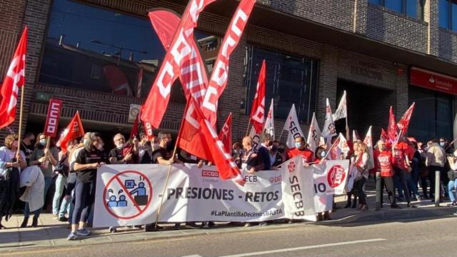 Trabajadores de Caixabank se manifiestan ante las oficinas de la entidad en Toledo.