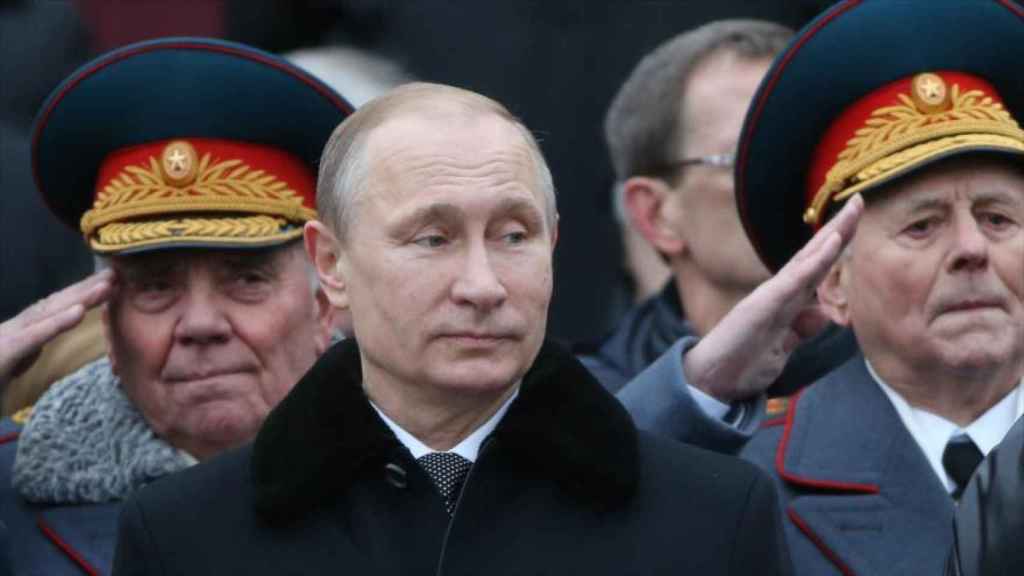 Militares rusos se cuadran frente a Vladímir Putin.
