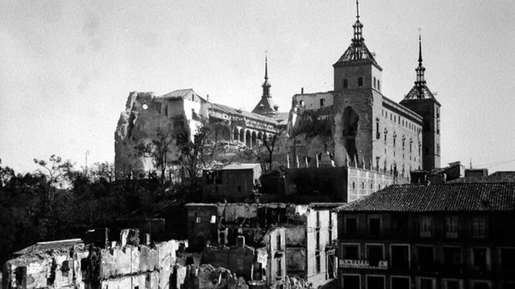 Imagen del Alcázar de Toledo destruido durante la guerra civil española.