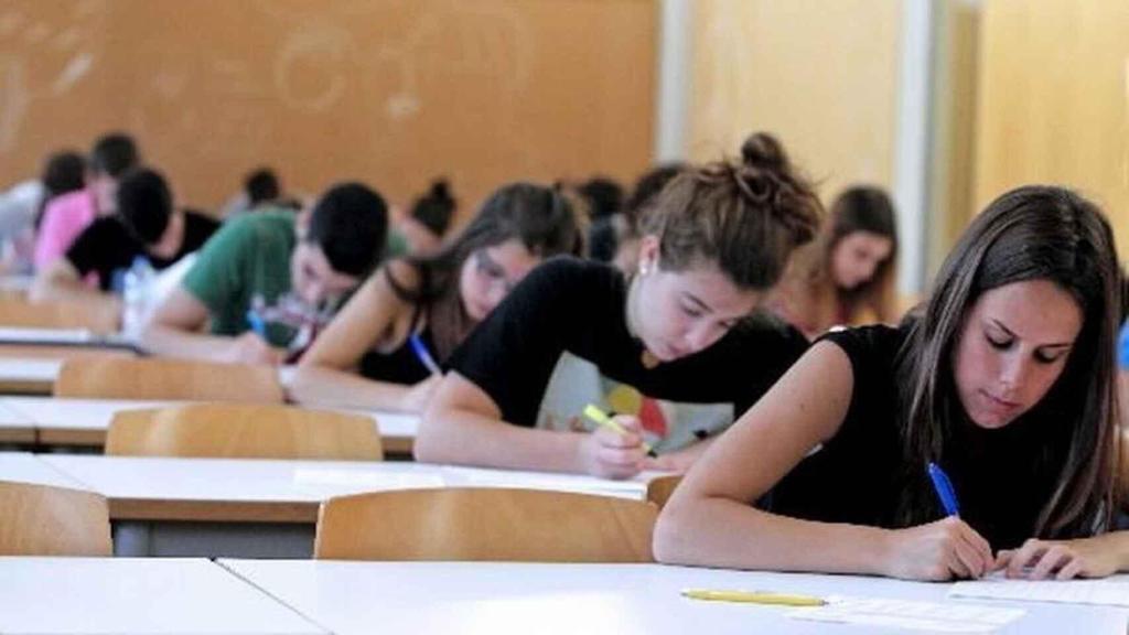 Aspirantes haciendo el examen para MIR