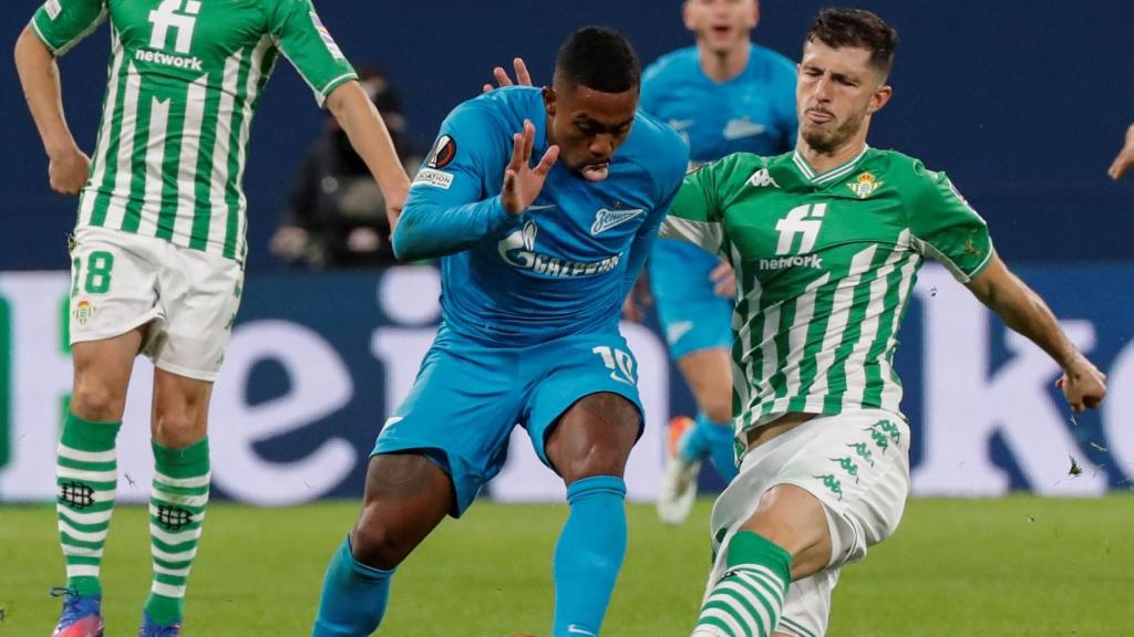 Guido Rodríguez trata de frenar a Malcom en el Zenit - Betis de Europa League.