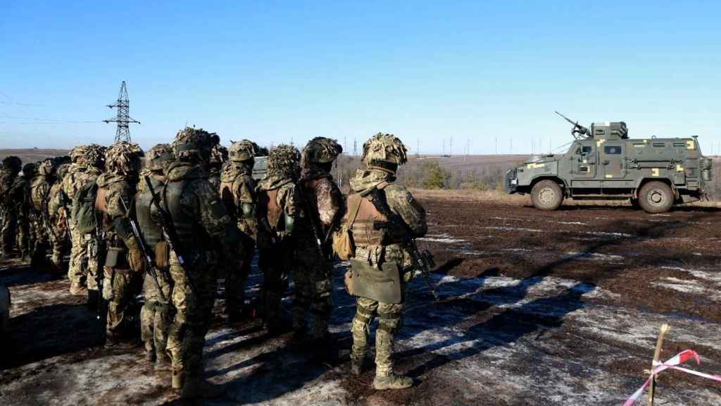 Ukrainian soldiers conduct military exercises.