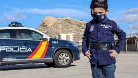 Lucas, vestido de Policía Nacional en Alicante.