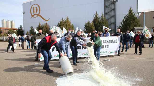 Representantes de COAG y UPA derraman leche a las puertas de García Baquero | Foto: ICAL - JL. Leal