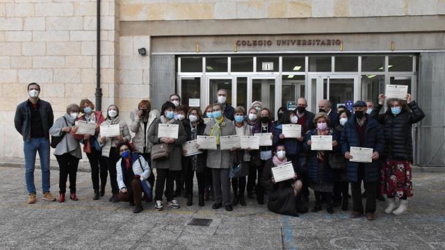 Foto de familia en la entrega de diplomas de la UNED Sénior Zamora