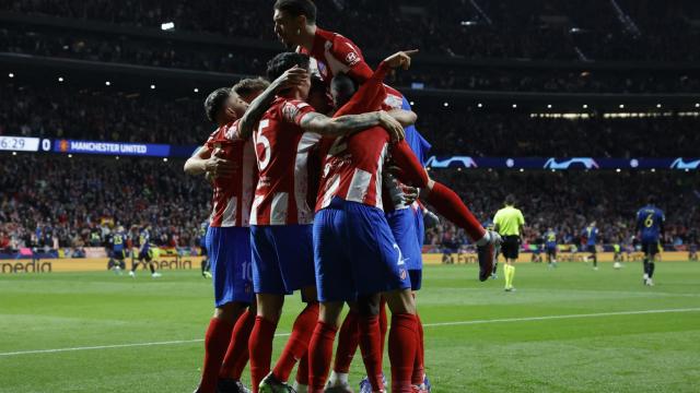 Piña de los jugadores del Atlético de Madrid celebrando su gol