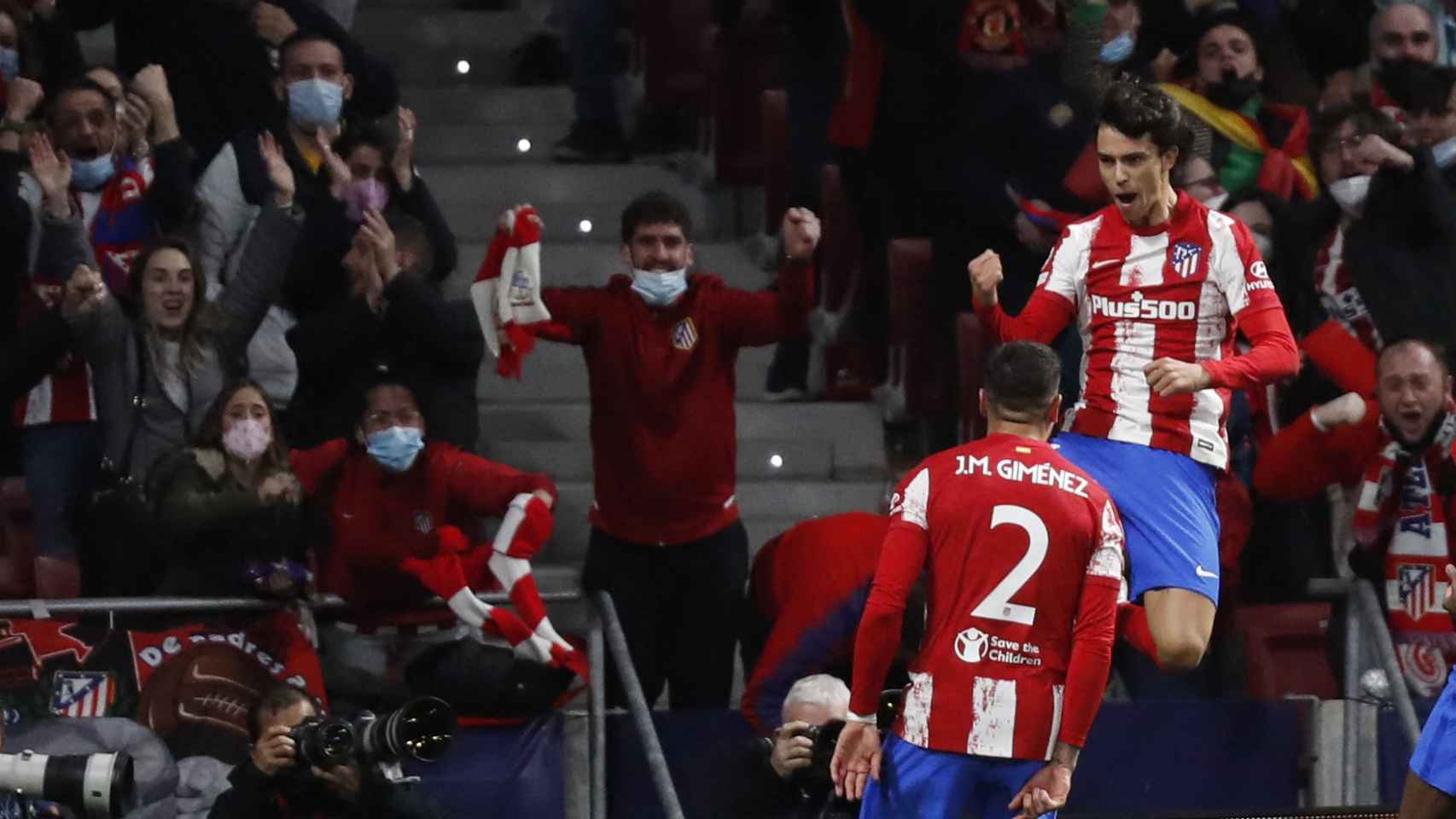 La celebración de Joao Félix con Giménez del gol del Atlético